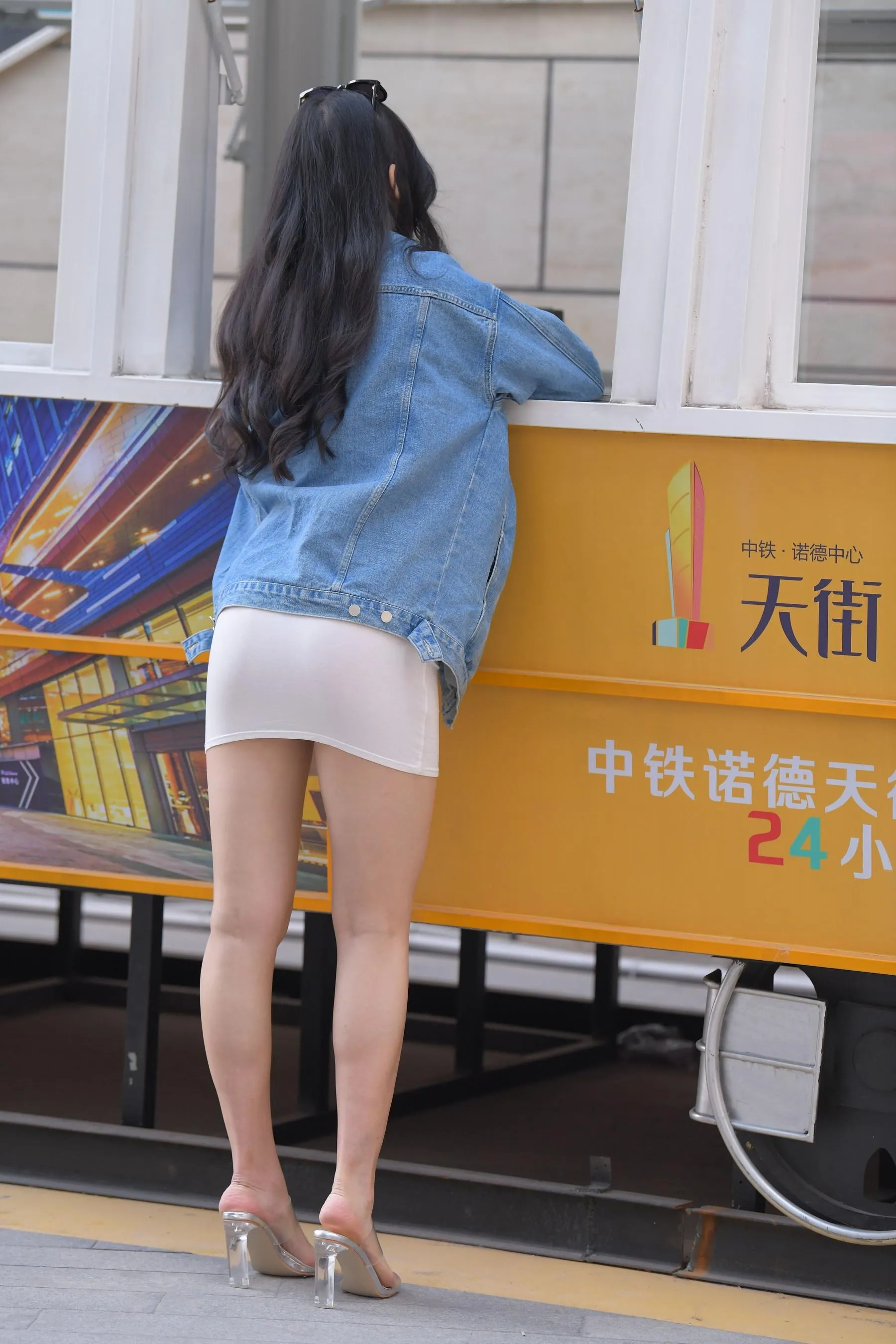 [魔镜街拍] NO.014 超性感白色包臀裙美女 [490P]插图